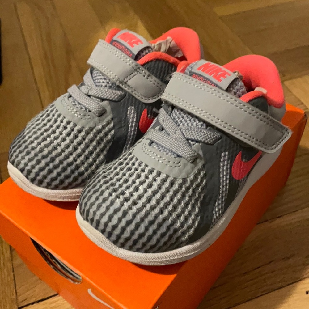 Toddler Nike sneakers 6c